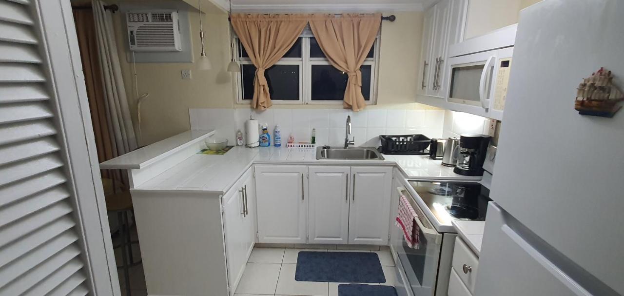 Hastings Towers 4D - Studio Apt Opp Beach Bridgetown Exterior photo
